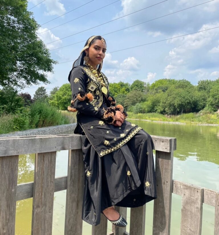 Danseuse en tenue traditionnelle pour le Bhangra