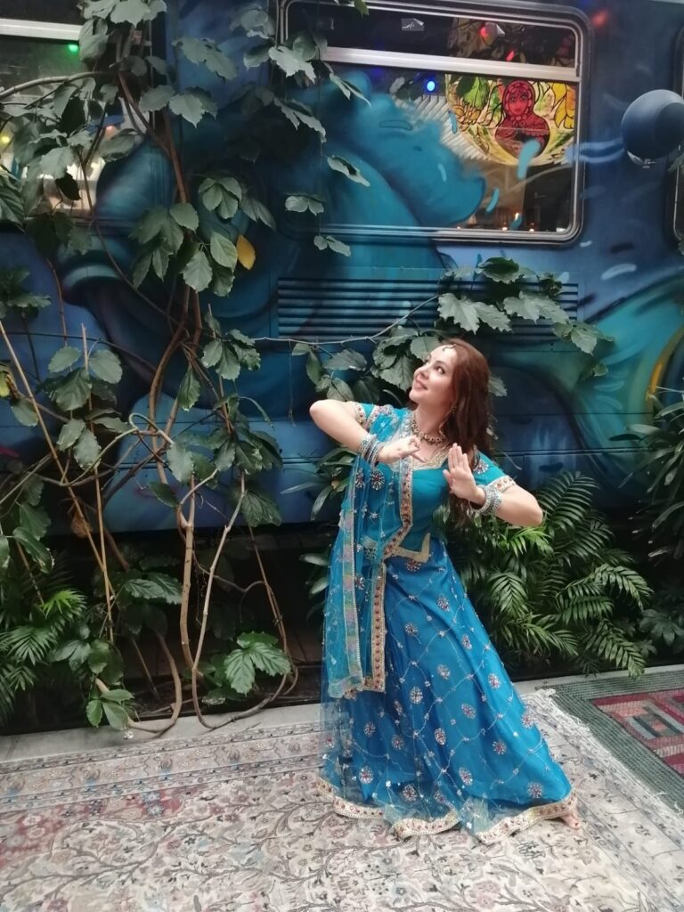 Danseuse en tenue traditionnelle bleue