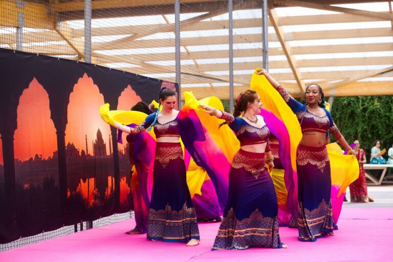 Danseuses avec voiles multicolores