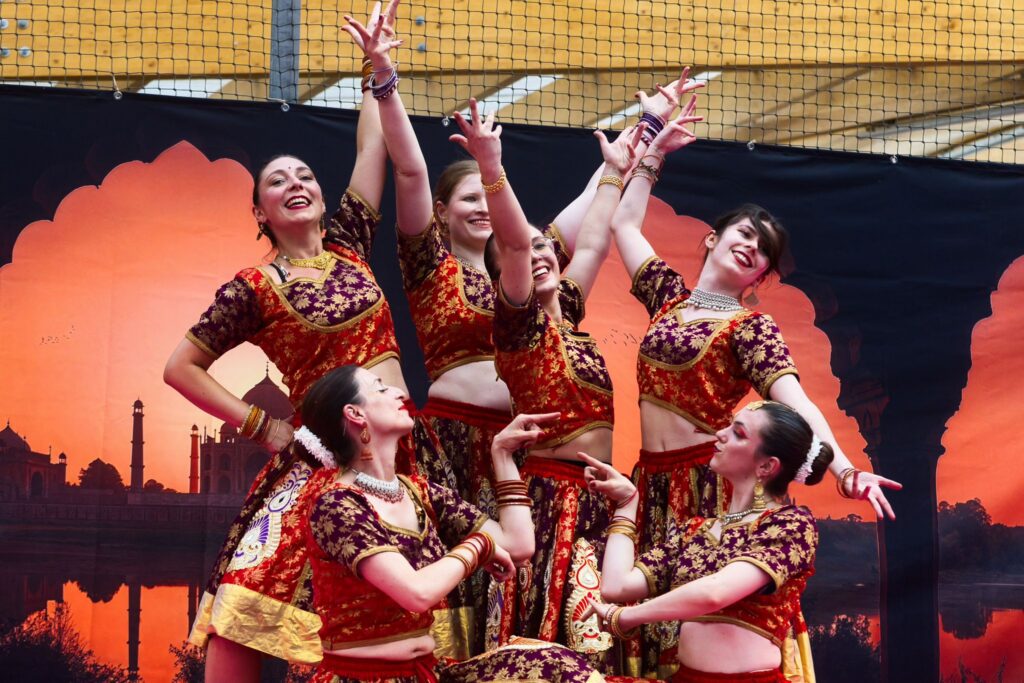Danseuse en tenue jaune, bras levés